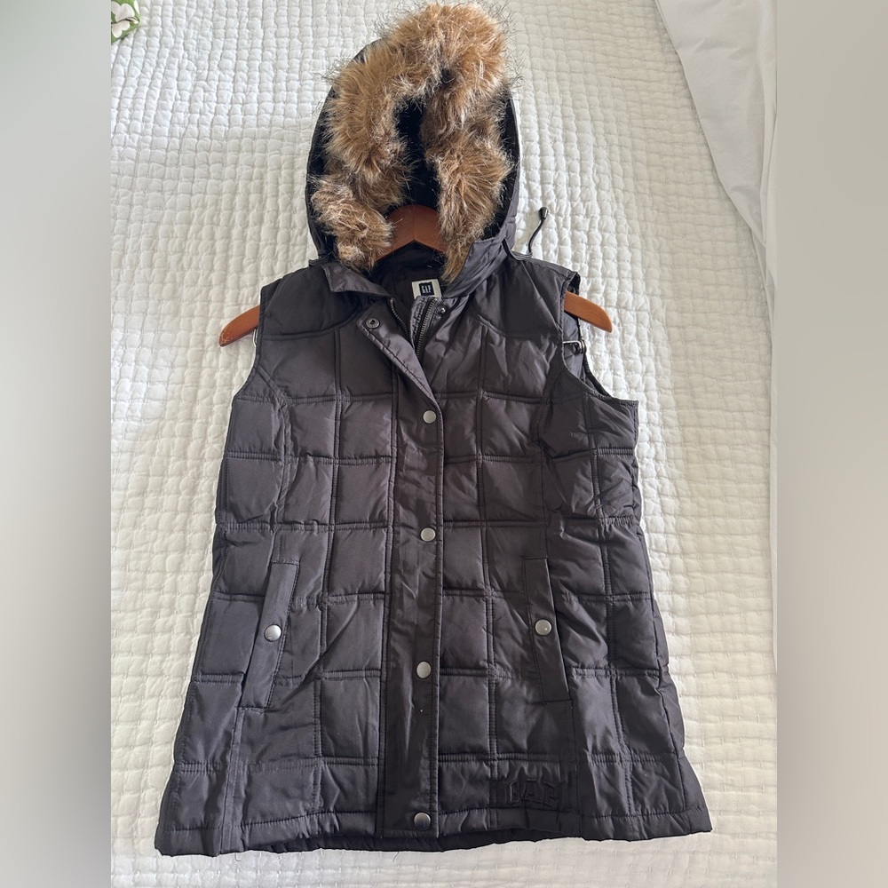 Gap Women’s Small chocolate brown puffer vest with fur trimmed hood